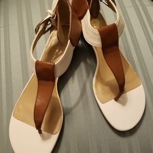 BANDOLINO sandals 7.5 tan/white low wedge buckle closure. New.